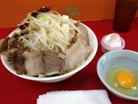 「ラーメン中+豚+ラー油+生卵（にんにく・野菜）」@モッコリ豚の写真