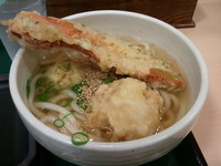 「鶏天うどん並（３５０円）ちくわ天サービス」@さぬきうどん職人 めりけんや 大泉学園店の写真