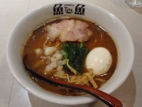 「味玉焦がし煮干し（900円）」@立川中華そば 魚魚-toto-の写真