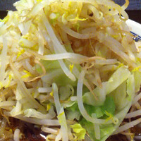 「ラーメン+中盛り+野菜増し」@らーめん こじろう526 日暮里店の写真