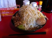 「ラーメン小ぶた（麺少、ヤサイちょい半分、ニンニク、カラメ）」@麺や 唯桜の写真