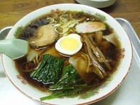 「ワンタンメン450円＋ビール500円＋お新香（時価）？」@萬来軒の写真