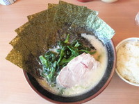 「らーめん＋ほうせんそう＋海苔増＋半ライス」@濃厚豚骨ラーメン 爆丸の写真