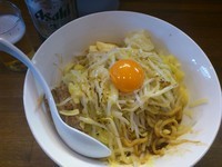「まぜそば＋ビール」@ラーメンアキラの写真