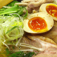 「特製塩ラーメン+大盛り+大ライス」@中華麺家 まんまるの写真