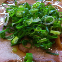 「チャーシューメン+大盛り+サービスライス」@京都銀閣寺 ますたにラーメン 日本橋本店の写真