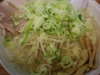 「しょうゆらーめん（６５０円）・大盛（１００円）・薬味増し」@こってりらーめん なりたけ 本八幡店の写真