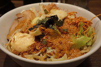 「冷やしまぜそば（中盛）＋ニンニク」@ジャンクガレッジ 東京ラーメンストリートの写真