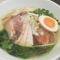 「しゃも塩￥700＋ﾁｬｰｼｭｰ￥200（鶏、低温、バラ）」@麺や 蒼 AOIの写真