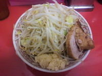 「小ラーメン　ニンニク増し増し、野菜　￥750」@八王子田田の写真