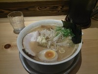 「豚骨醤油ラーメン」@三豊麺 日本橋茅場町店の写真