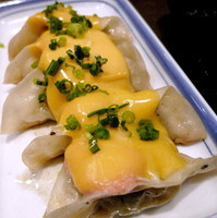 「めんたいチーズ餃子 280円くらい」@長崎ちゃんぽん リンガーハット 銀座店の写真