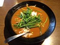 「赤いかれー麺 激辛 + 半ライス」@かれー麺 実之和 新宿御苑前店の写真