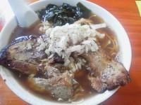 「特濃煮干しチャーシュー麺 大盛り（９００円＋２００円）」@うどん屋 源さんの写真