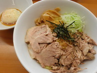 「油そば・大盛り＋チャーシュー増し＋温泉卵＝１０００円」@油そば専門店 麺屋幸介の写真