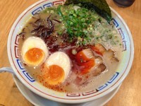 「赤ラーメン＋味玉＋替玉（￥700＋￥100＋無料）」@九州大牟田 柳屋ラーメン ビナウォーク店の写真