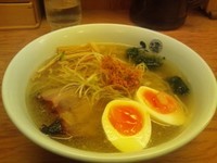 「塩玉らーめん」@塩専門 ひるがお 東京駅店の写真