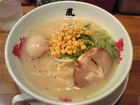 「塩とんこつラーメン￥600＋半熟味玉￥100」@博多風龍 秋葉原店の写真