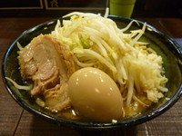 「ラーメン中（ニンニク少し）　８００円」@麺や豚髭の写真