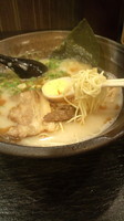 「熟成豚骨らーめん700円(ニンニク油あり)+替え玉(無料)」@ラーメン 壱πの写真