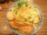 「ラーメン(並盛)(ニンニク、ヤサイマシ）(感謝価格500円)」@ラーメン燈郎の写真