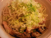 「油そば 醤油（刻み豚 温玉付き）【８００円】・にんにく・ねぎ」@ちばからの写真