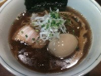 「醤油らーめん・半熟味玉入り（800円）」@麺処 びぎ屋の写真