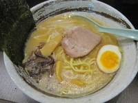 「豚骨醤油らーめん　300円（特別価格）＋替え玉 100円」@丸ちゃんらーめんの写真