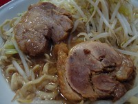 「小ラーメン(ニンニク少し)スネ肉・豚トロ650円」@麺屋 桐龍の写真