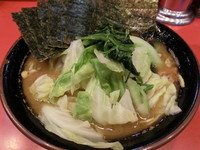 「ラーメン中（740円）＋キャベツ（80円）＋海苔（50円）」@家系総本山 ラーメン吉村家の写真