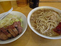 「豚入り＋麺マシ＋トウガラシ（ヤサイニンニクアブラ）」@ラーメン二郎 荻窪店の写真