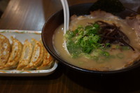 「虎徹チャーシらーめん（バリカタ、替え玉・ハリガネ）＋ギョウザ」@長浜らーめん 虎徹の写真