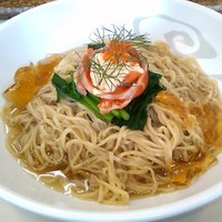 「【冷】　雲丹のクリームソースと昆布〆信州サーモンの冷たい…」@とり麺や五色の写真