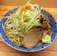 「らーめん・大（600円）しょうが醤油漬ニンニク」@らーめん きじとらの写真