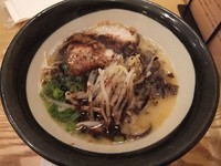 「黒ラーメン(麺カタ、コッテリ)780円」@由丸 大手町店の写真