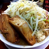 「豚入りラーメン（野菜増し，ニンニク） 830円」@ラーメン 龍郎の写真