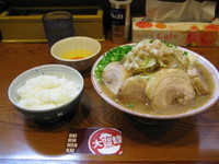 「チャーシューメン　ネギ　ライス　生たまご」@らーめん ◯八の写真