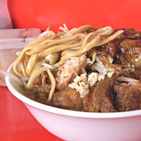 「小ブタ入り（カレー50円、ニンニク）」@ラーメン 学の写真