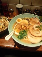 「チャーシュー麺中盛　味玉　ニンニク（有料）　ネギチャ丼」@横浜家 西口店の写真