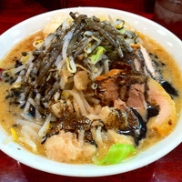 「ラー黒 全マシ」@ゴリラーメンの写真