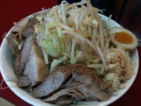 「ラーメン中 700円＋小豚150円（ヤサイ・ニンニクＷ）」@モッコリ豚の写真