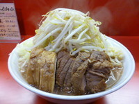 「小豚入りラーメン（ヤサイチョイマシ、ニンニク少し、タマネギ）」@麺屋 桐龍の写真