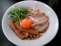 「地鶏脂の油そば　玉子付き」@音麺酒家 楽々の写真