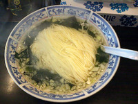 「わかめタンメン(400円)+餃子(350円)」@花水ラオシャン 本店の写真