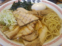 「炙り肉そば（９００円）＋味玉（１００円）」@松戸中華そば 富田食堂の写真