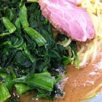 「ラーメン+大盛り+ほうれん草+サービスライス大」@横浜ラーメン 武蔵家 北千住店の写真