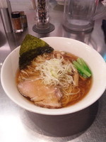「鶏と魚介の芳醇醤油ラーメン」@麺処 ほん田 東京駅一番街店の写真