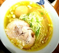 「塩らーめん琥珀 大人の燻製味玉入り」@塩逸品 五代目 けいすけの写真