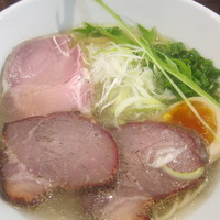 「軍鶏塩ラーメン（７００円）＋チャーシュー（１００円）」@麺や 蒼 AOIの写真