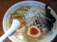 「魚介豚骨まる特らーめん（中麺）　800円」@麺や まる克の写真